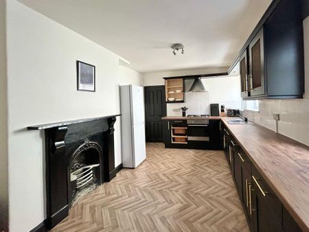 1 bedroom in a house share to rent - Photo 2