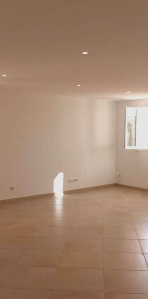 Location Maison 4 pièces 122m² VITROLLES 13127 - Photo 1