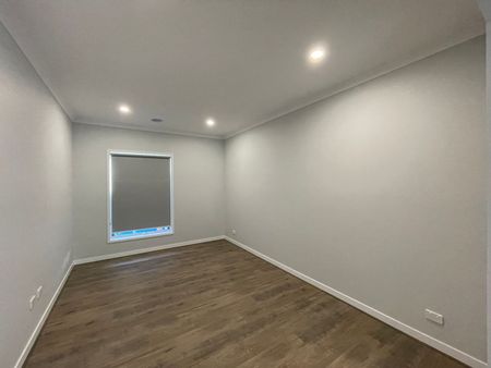 Family Home in Grand Central Tarneit! - Photo 3