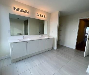 Condo Townhouse For Lease | W9251124 - Photo 1