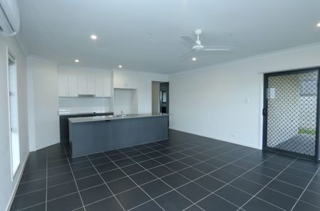 Modern Four Bedroom Springfield Lakes Family Home - Photo 2