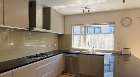 Modern Family Home with Space, Style & Security - 4 Bedrooms, 3 Bathrooms! - Photo 2