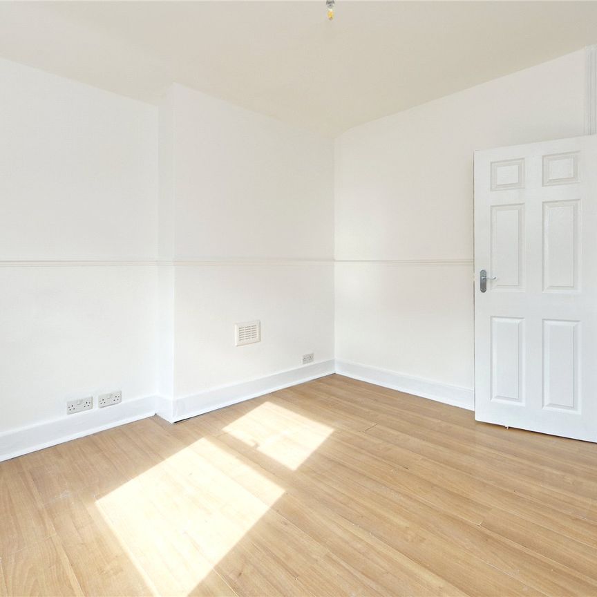 Clifford Gardens, NW10, London - Photo 1
