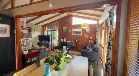 Beautiful home in well sought after neighbourhood - Photo 5