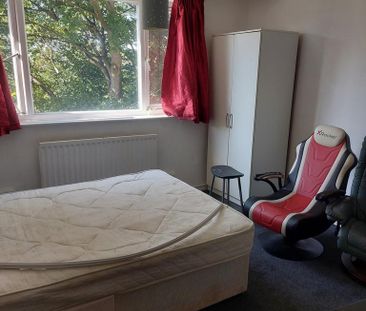 1 bedroom in a house share to rent - Photo 2