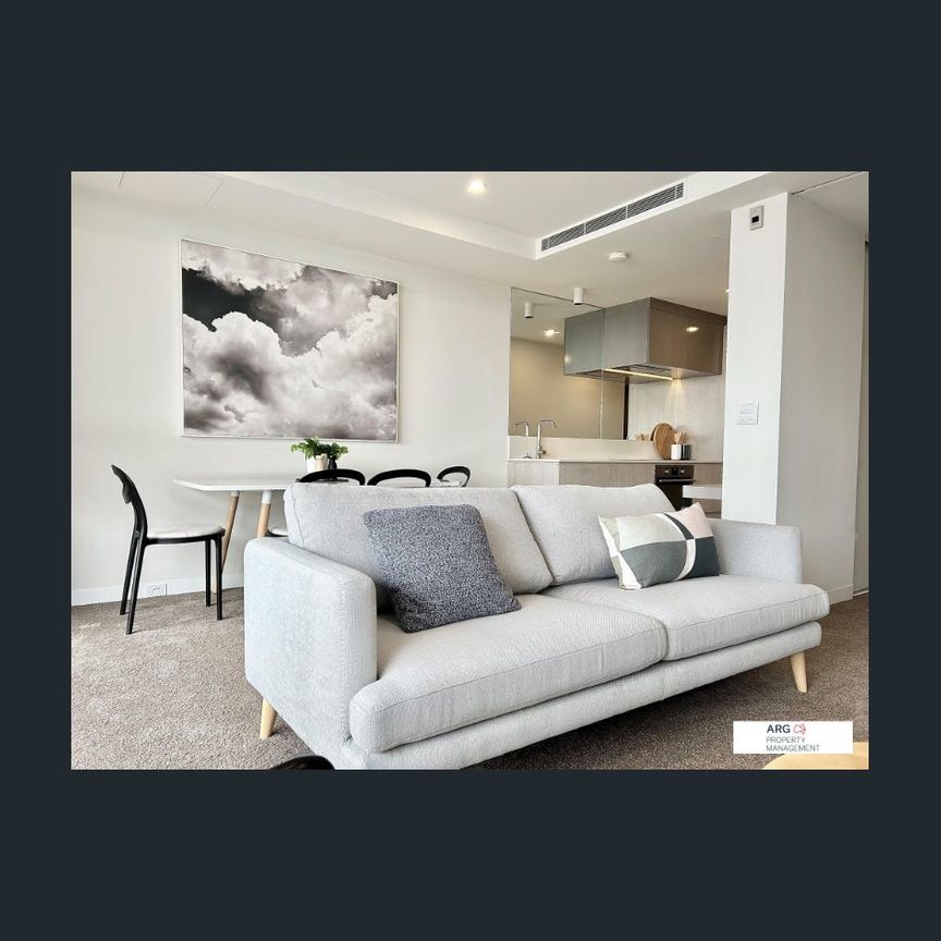 1 bedroom, 1 bathroom, 1 car park and large balcony next to Highpoint - Photo 1