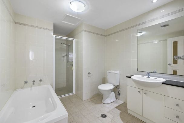 Modern Apartment In Ideal Location - Photo 1