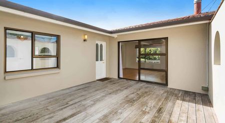 Spacious Family Home - Photo 3