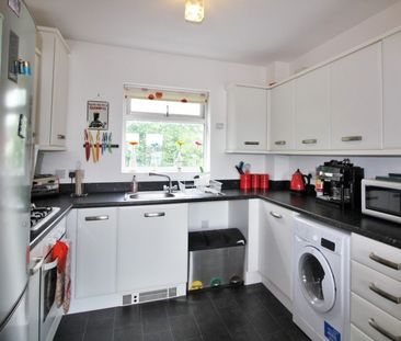 2 bedroom flat to let - Photo 5