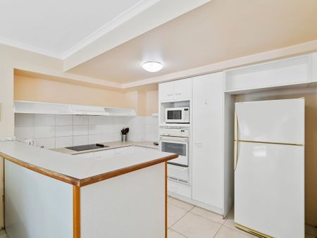 Modern Split-Level Townhouse in Prime Robina Location - Ideal for Students - Photo 5