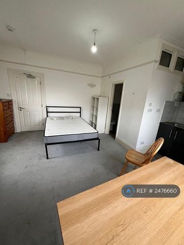 1 bedroom in a house share to rent - Photo 2