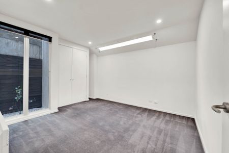 Private and Spacious South Yarra Townhouse - Photo 2