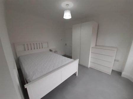 1 bedroom in a house share to rent - Photo 2