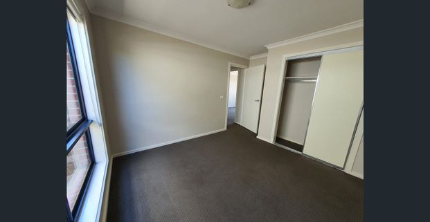 4 Bedrooms Beautiful House with Double Garage for Rent - Photo 1