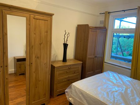 4 Bed Flat, Percy Road, E11 - Photo 3