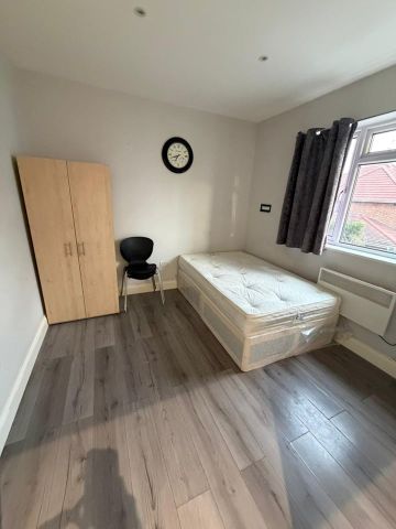 Studio Flat, Allerford Road, SE6 - Photo 2