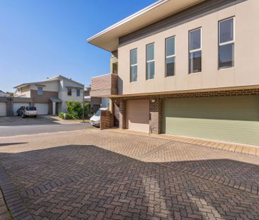 Fully Furnished, 2 Bedroom Townhouse. - Photo 5