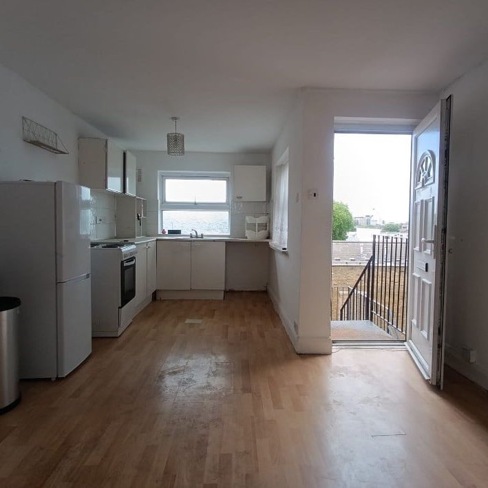 2 Bed Flat, London, E15 - Photo 1