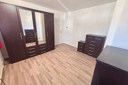 Woodcroft Avenue - Photo 2