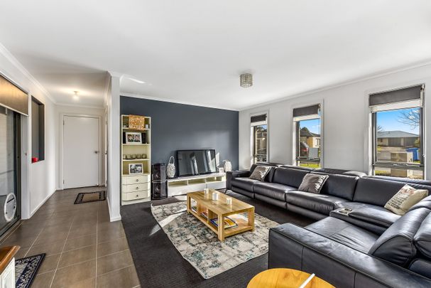 Modern and stylish three bedroom home! - Photo 1