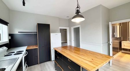 PHILLIPSTOWN - 3 BEDROOMS, 1 BATHROOM, HEATPUMP, LOGBURNER, TANDEM GARAGE - Photo 2