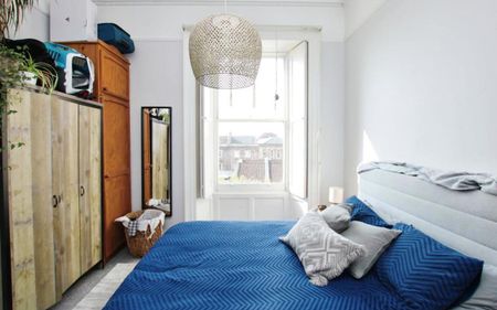 A property with plenty of period features and a balcony overlooking Christchurch Green and the Clifton Suspension Bridge. This is perfectly situated for those looking to live in Clifton Village with the famous Clifton Suspension Bridge on your doorstep. - Photo 5