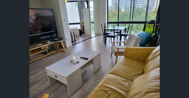 Central Surfers Paradise 2 bedroom with large study furnished apartment - Photo 1