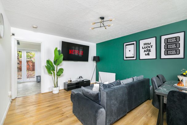 3 Bed Detached House, Chevron Close, E16 - Photo 1