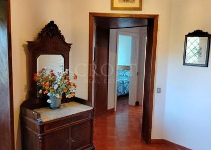 Ardeatina-Divino Amore: Quiet, charming rustic villa, big and well-curated garden, 3 beds, 1 study, 3 baths, living room, kitchen, with terraces , AC and parking space. Ref 2322