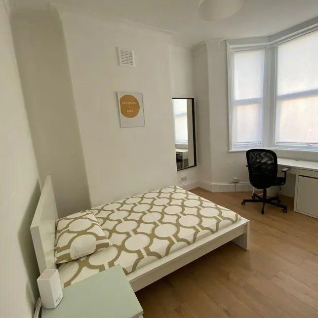 1 bedroom in a house share to rent - Photo 1
