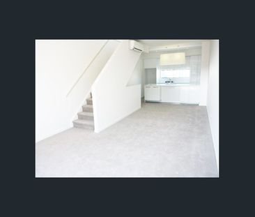 Luxury Townhouse Close To Everything - Photo 4