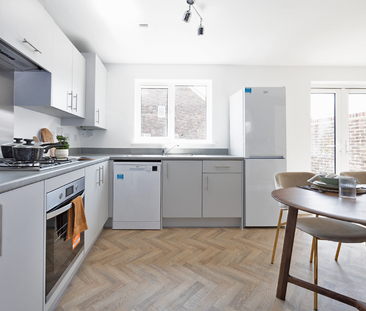 4 bedroom semi-detached house to rent - Photo 2