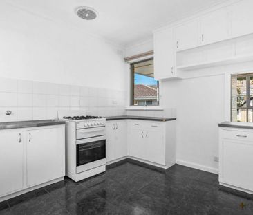 HEART OF MENTONE | COASTAL LIFESTYLE | LOW MAINTENANCE - Photo 2