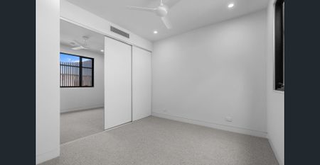 Brand New Large Luxurious Villa, at Saffron Link in Hope Island Resort !! - Photo 4