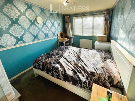 4 bedroom semi-detached house to rent - Photo 5