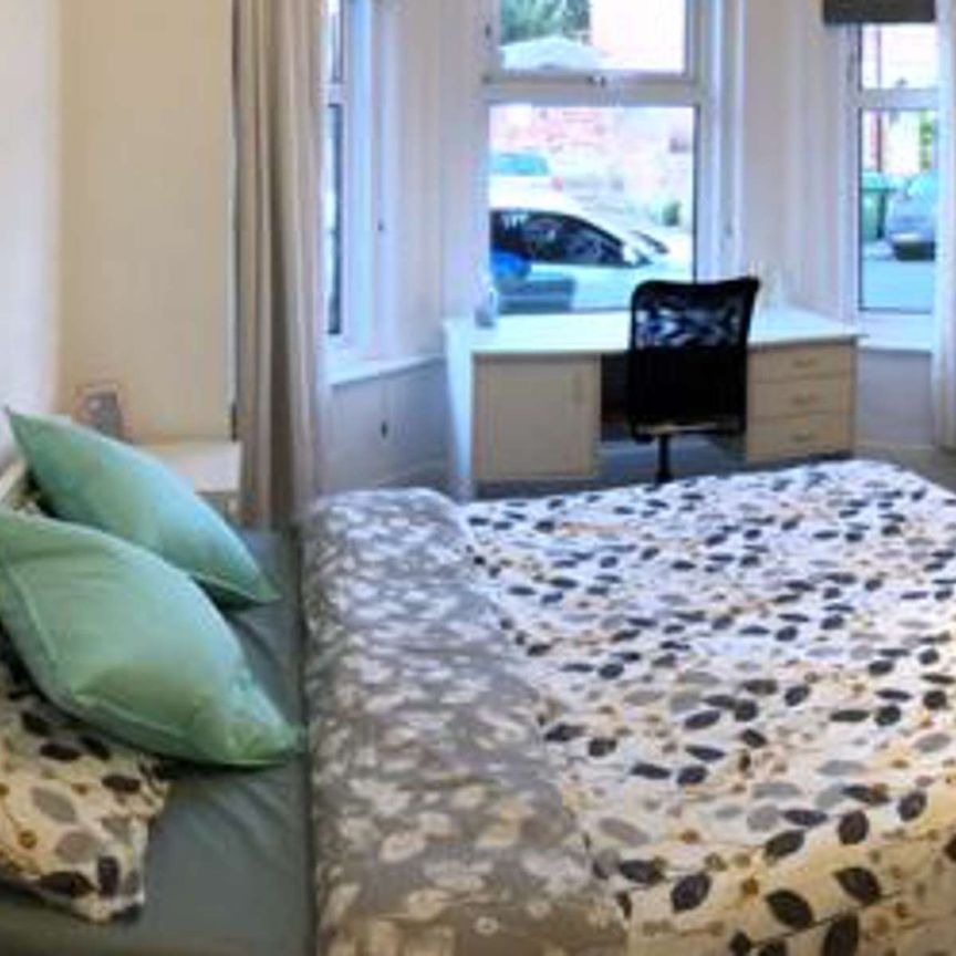 Bright and airy Large double room in the city centre Room 4 - Photo 1