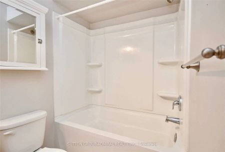 70 Hawthorne Crescent #Upper - Photo 5