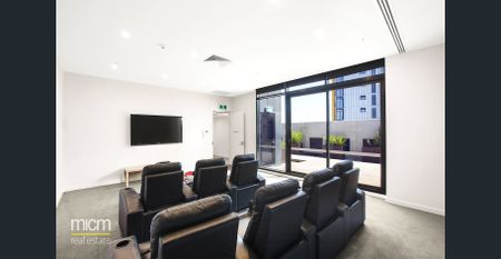 Bright and Cheerful Two Bedroom Apartment with Views of Botanic Gardens! - Photo 3