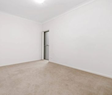 Spacious Two-Bedroom Apartment with Park Views in Annerley - Photo 1