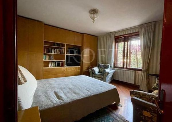 Monteverde Vecchio-Terrace: Furnished 2 Bedroom, 2 Bath, spacious kitchen, living, large private terrace and garden. Bright, silent, near shops, services and transport, located on a quite street in a well kept building. Possible parking. Ref 2375