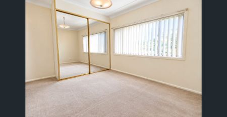 SPACIOUS DOUBLE BRICK HOME WITH OVERSIZED GARAGE - Photo 4