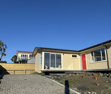 Sunny Brighton 3 Bedroom Home - Photo 4