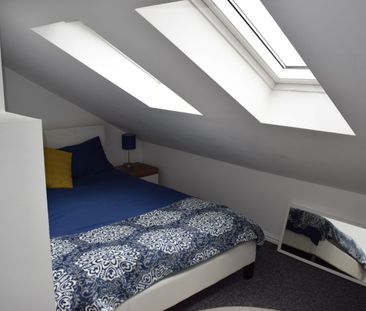 Bright Room in Sociable Kingswood Home - Photo 5