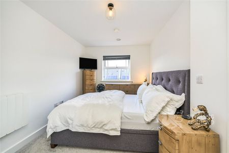 Roper Crescent, Sunbury-on-Thames, Surrey, TW16 5DH - Photo 2