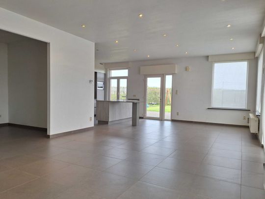 Vrijstaande woning met tuin, garage en 2 slpk - Photo 1