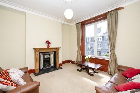 4 bedroom flat to rent - Photo 2