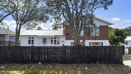 Six Bedrooms - Two Bathrooms - Two Lounges - Plus Kitchenette - Swanson - Photo 4