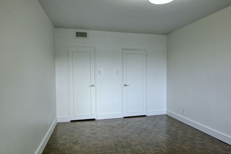 3555 Cote-des-Neiges Road - Photo 2