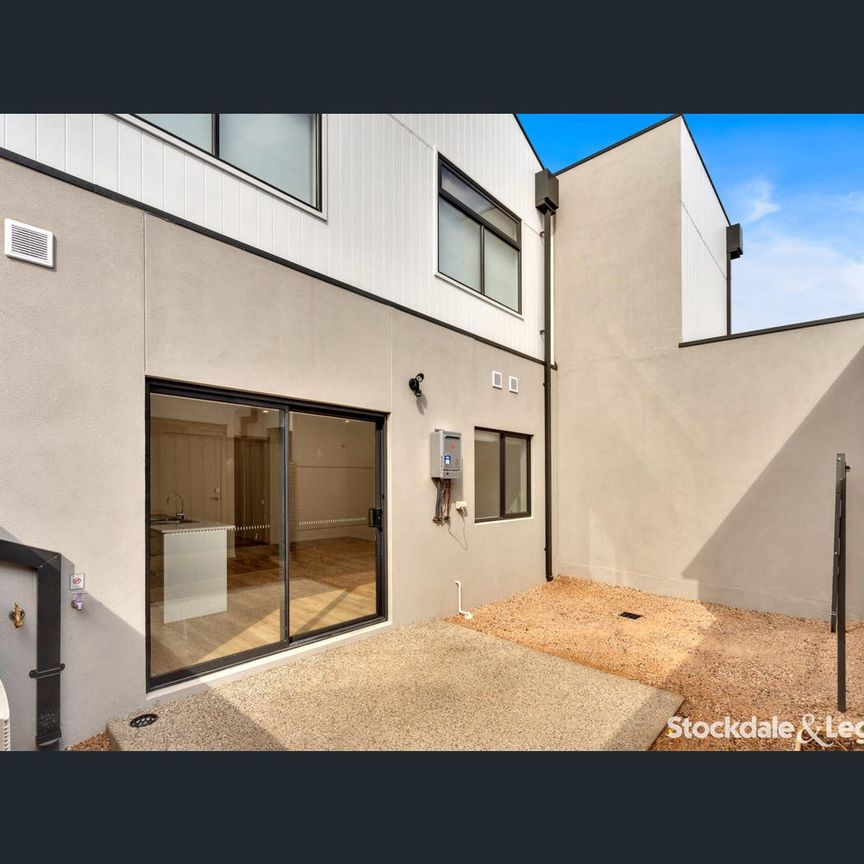 102 Farm Crescent, Donnybrook, Vic 3064 - Photo 1