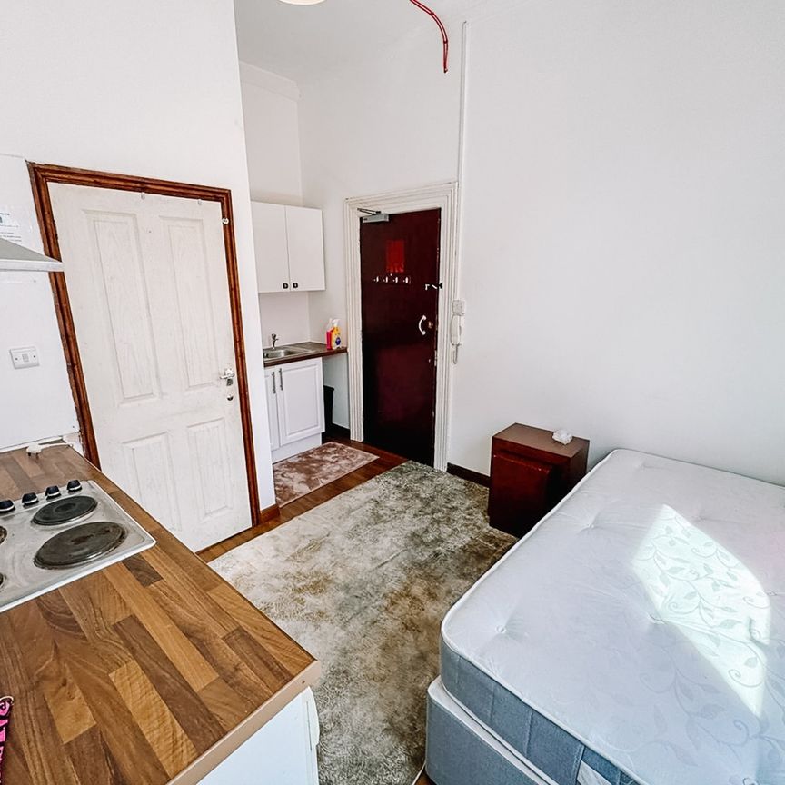 Studio Flat, Croydon Road, SE20 - Photo 1